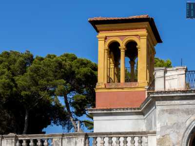 Alzando lo sguardo notiamo anche due torrette con bifore, gialle e rosse, svettare sull�androne voltato che immette al grande parco antistante la villa